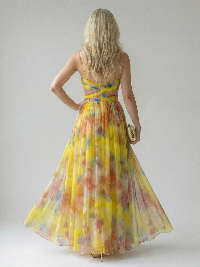 Maxi-Wickelkleid von hinten, schmaler Träger und bunte Farbverlauf-Optik am ausgestellten Rock