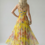 Maxi-Wickelkleid von hinten, schmaler Träger und bunte Farbverlauf-Optik am ausgestellten Rock