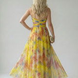 Maxi-Wickelkleid von hinten, schmaler Träger und bunte Farbverlauf-Optik am ausgestellten Rock