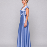 Blaues Maxikleid mit Wickeloptik vorn, kurze Ärmel; seitliche Ganzansicht