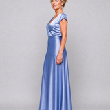 Blaues Maxikleid mit Wickeloptik vorn, kurze Ärmel; seitliche Ganzansicht