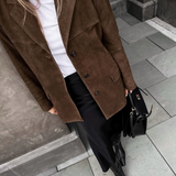 Wildleder-Blazer braun, Detailansicht von Revers und Knopfleiste, Taschenklappe sichtbar