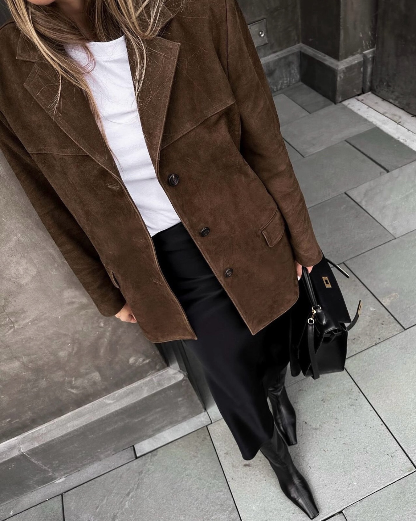 Wildleder-Blazer braun, Detailansicht von Revers und Knopfleiste, Taschenklappe sichtbar
