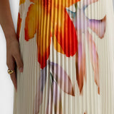 Detailansicht: hell gestreifter Stoff mit orange, pinken und weißen Blumenmotiven