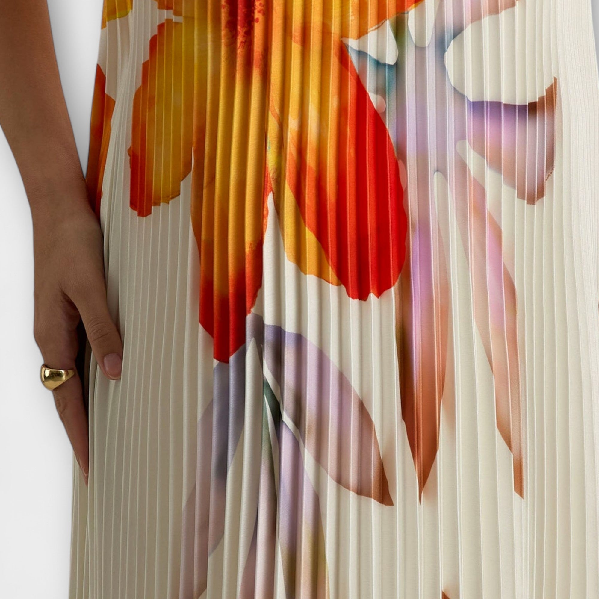 Detailansicht: hell gestreifter Stoff mit orange, pinken und weißen Blumenmotiven
