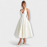 Romantisches Midikleid in Weiß, ärmellos, tailliert mit weiter Glockenform