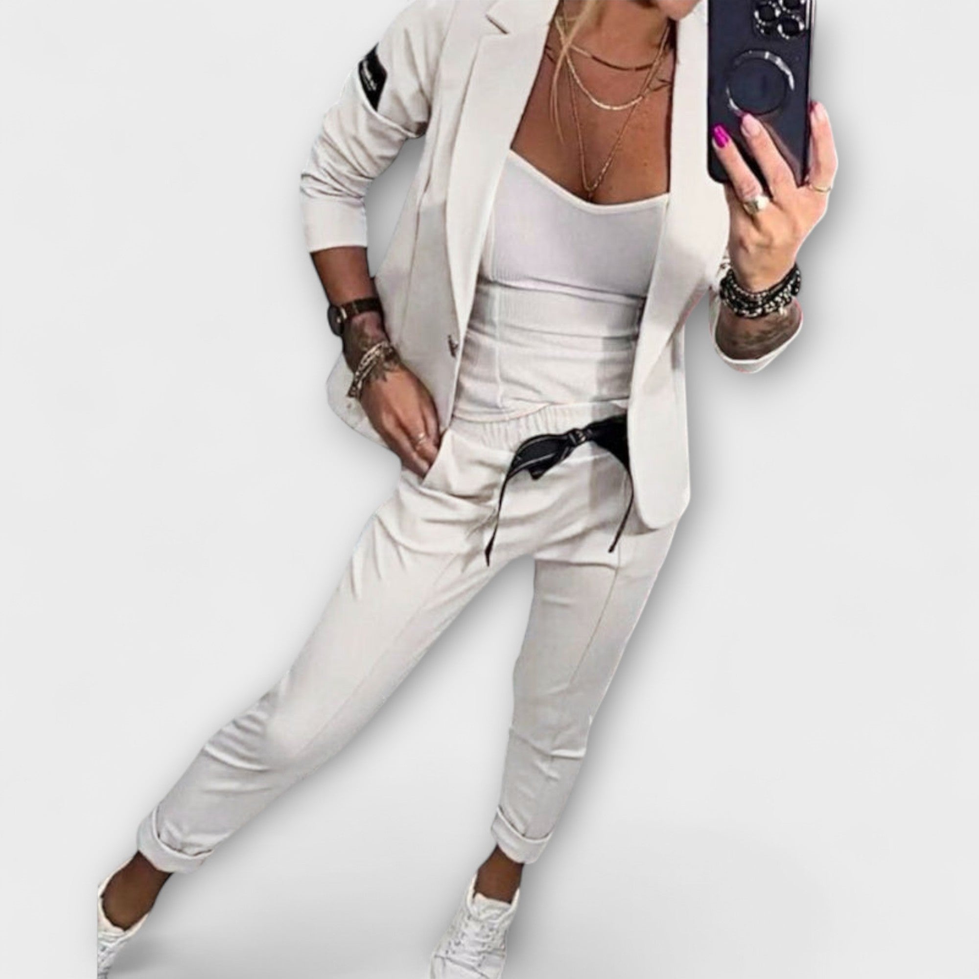 Koordiniertes Set: cremefarbene Jacke und Hose mit weißem Top, lockere Passform