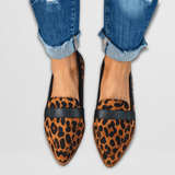 Weicher Wildleder-Slipper mit Leopardenmuster und schwarzem Umschlagriemen