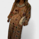 Langes Kleid in Beige mit mehrfarbigem Alloverdruck und gebundenem Ausschnitt vorn