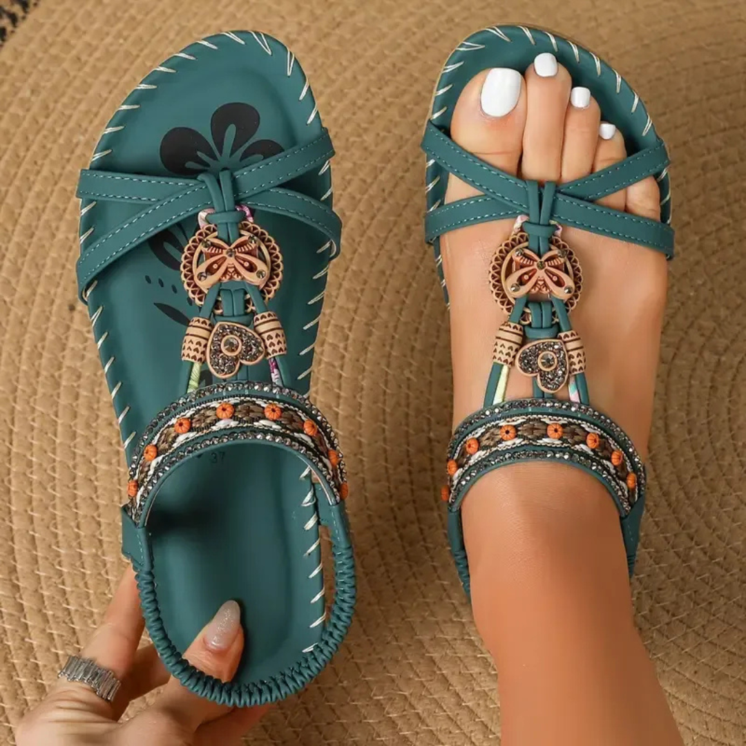 Boho-Sandalen dunkelgrün, verstellbare Riemen mit Schmuckanhängern, offene Zehen, flach