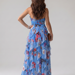 Halterneck-Rüschentop Maxikleid, blaues Floral, Rückansicht, Bindegürtel in der Taille