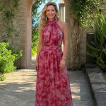 Rosa Batik-Midikleid mit Halfterkragen, Taillenband und langem Rock mit schwingender Silhouette