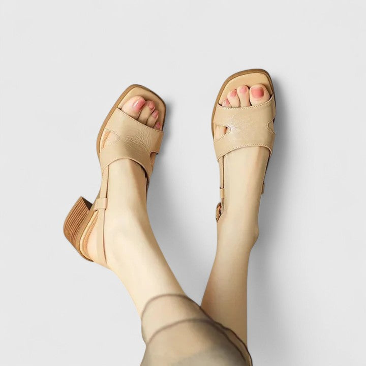 Bequeme Sandalen in Aprikose mit breitem Riemen und Blockabsatz, offene Zehen