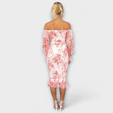 Rückansicht: schulterfreies Midi-Kleid mit rosa Blumenmuster, gerafftem Oberteil und Saumrüsche