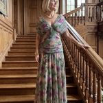 Off-Shoulder-Midikleid, V-Ausschnitt, gemustert in Lila-Grün-Pink mit fließendem Rock