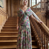 Off-Shoulder-Midikleid, V-Ausschnitt, gemustert in Lila-Grün-Pink mit fließendem Rock