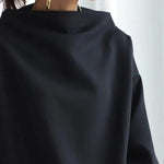 Schwarzer Pullover mit hohem Kragen, glatte Oberfläche und entspanntem Schnitt