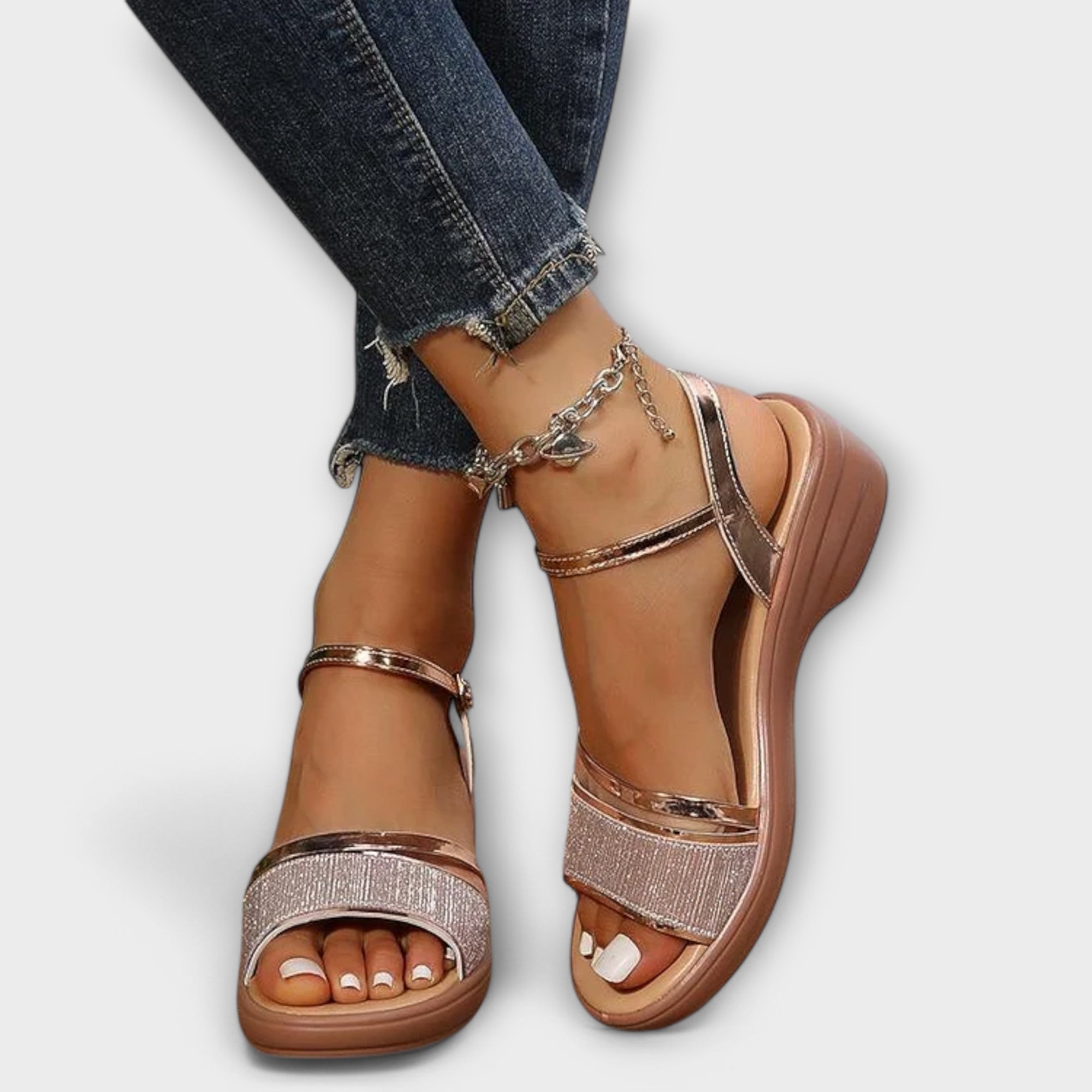 Božena Sandalen, silberne Riemchen mit Knöchelriemen, geschwungener Keilabsatz, Zehen offen