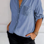 Hellblaues Damen-V-Ausschnitt-Shirt mit Knopfleiste und Pailletten-Brusttasche