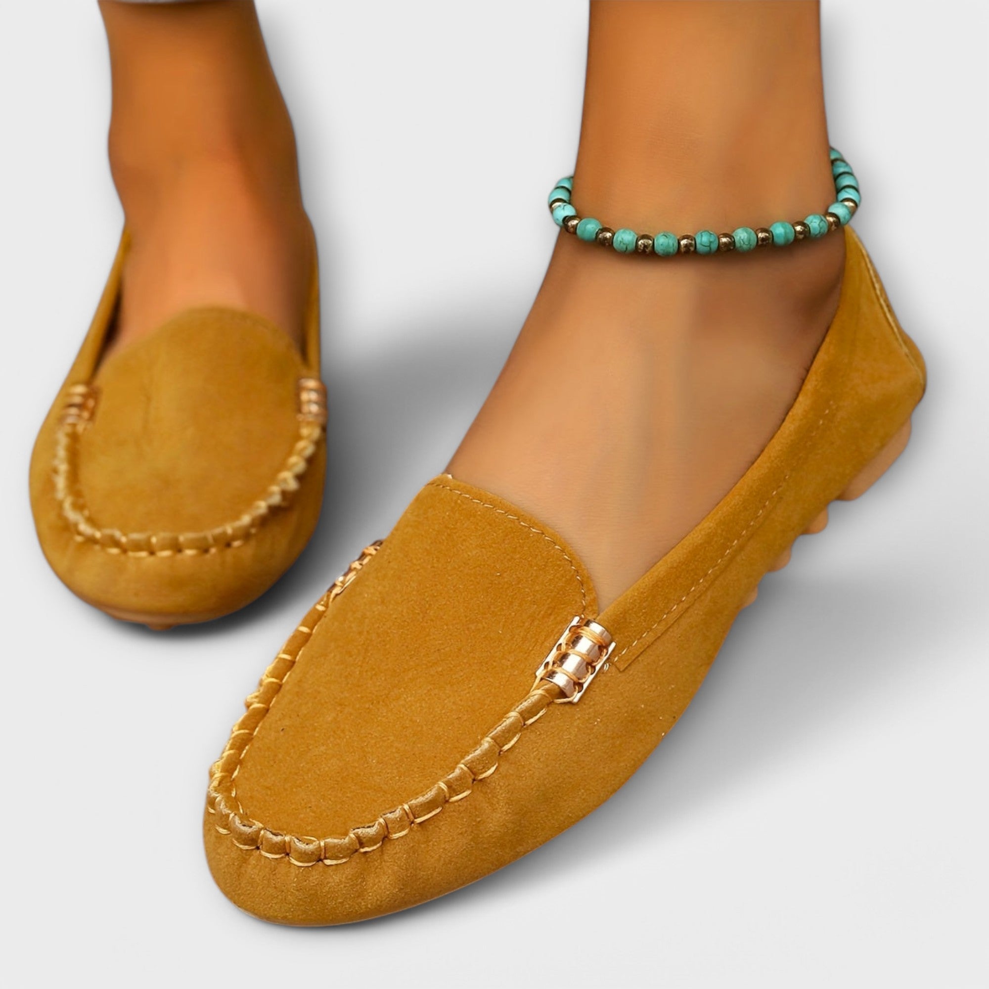 Wildleder-Loafer in Gelb mit Ziernähteinfassung und goldfarbenem Schnallendetail