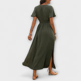 Rückansicht: dunkelgrünes Boho-Maxikleid mit geraffter Taille und kurzen Ärmeln