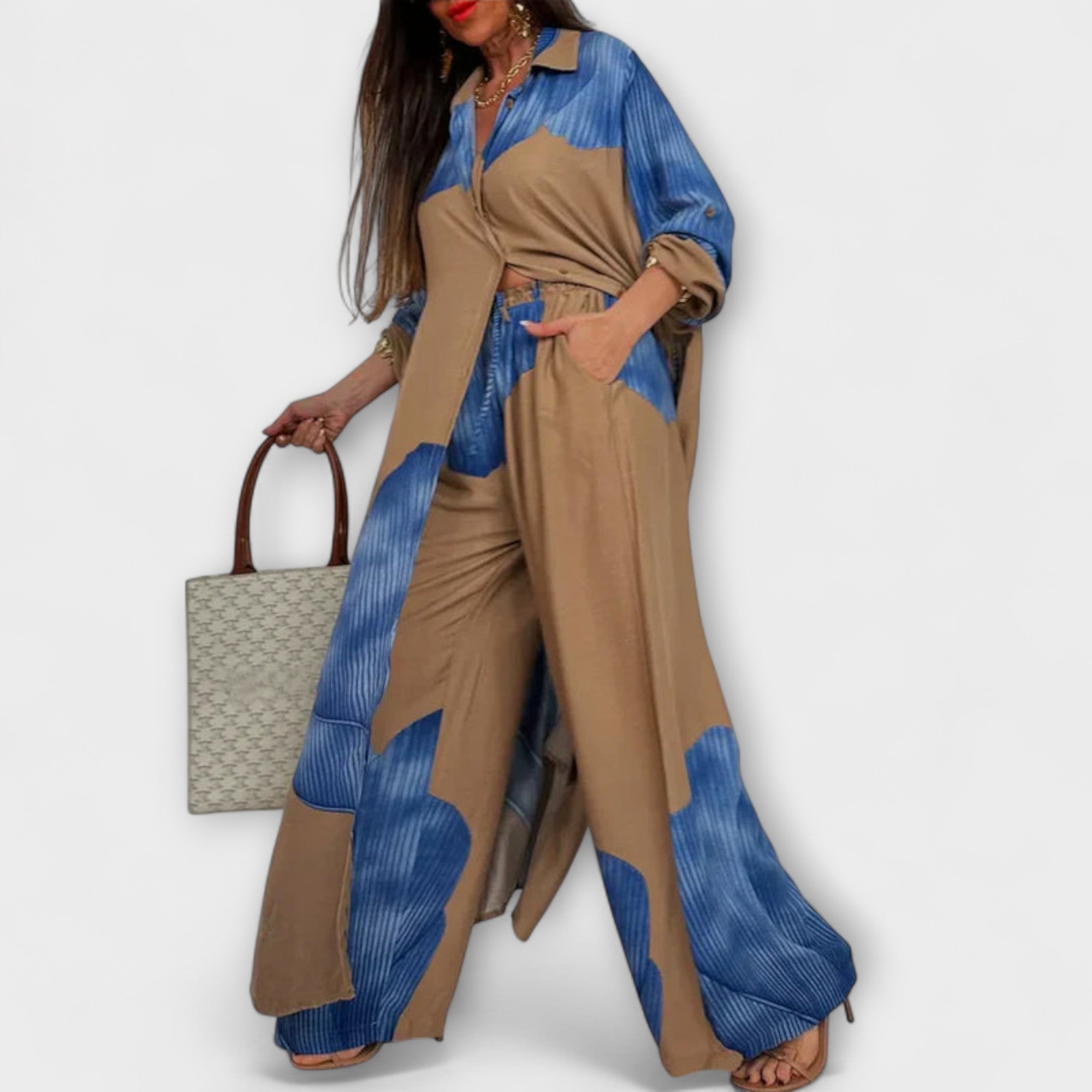 Zweiteiliges Set aus beigem Kleid und blau gemustertem Kimono