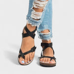 Schwarze Ledersandalen mit gekreuztem Riemen und Schnalle, offene Zehen