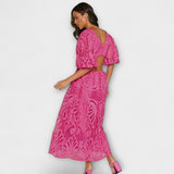 Fuchsia Midi-Kleid mit V-Ausschnitt und Puffärmeln, Spitzenmuster mit floralen Motiven