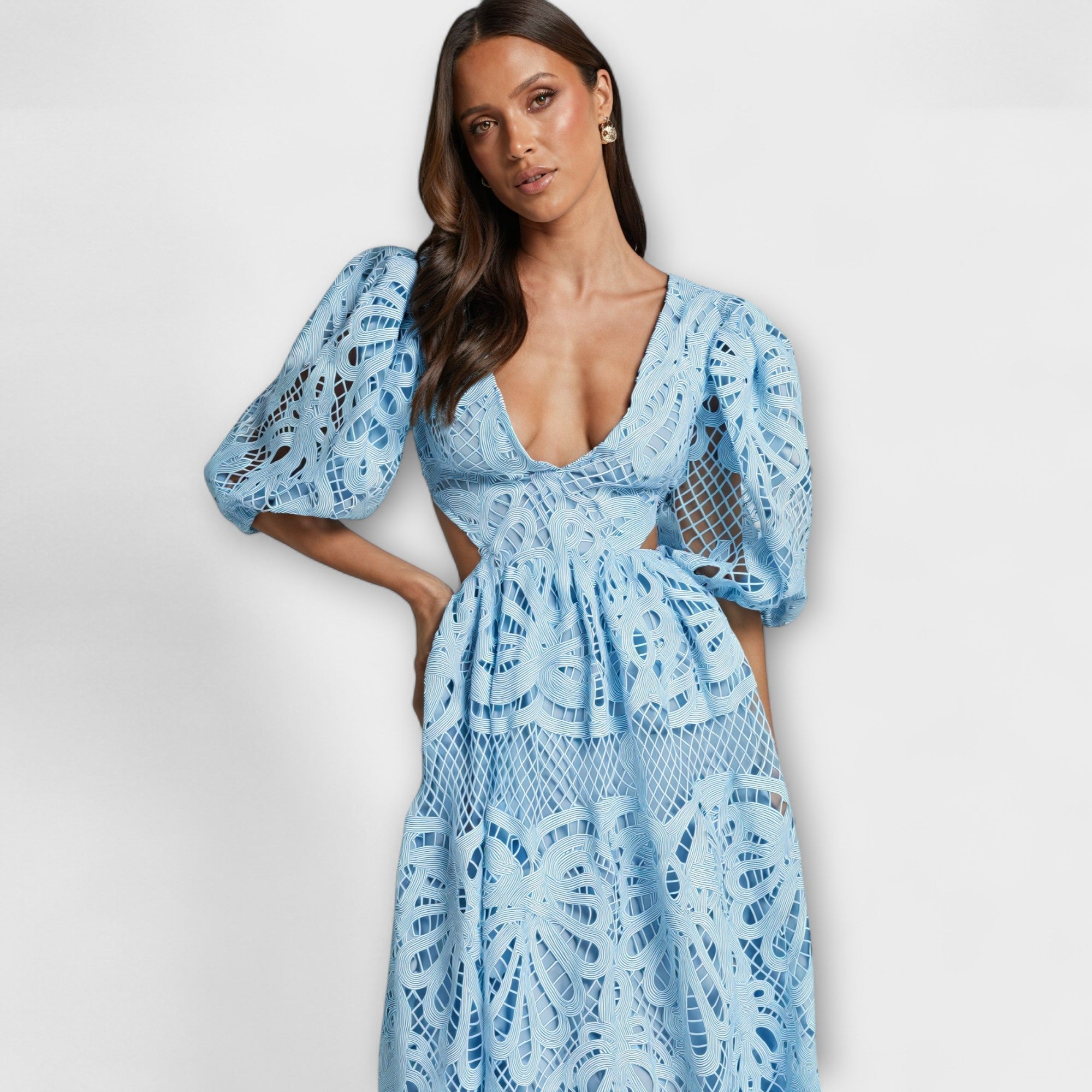 Blaues Spitze-Kleid mit tiefem V-Ausschnitt, gerafftem Taillenbereich und Puffärmeln