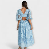 Blaues Spitzenkleid mit V-Rücken und Puffärmeln, gesmockter Taille, langer Rock