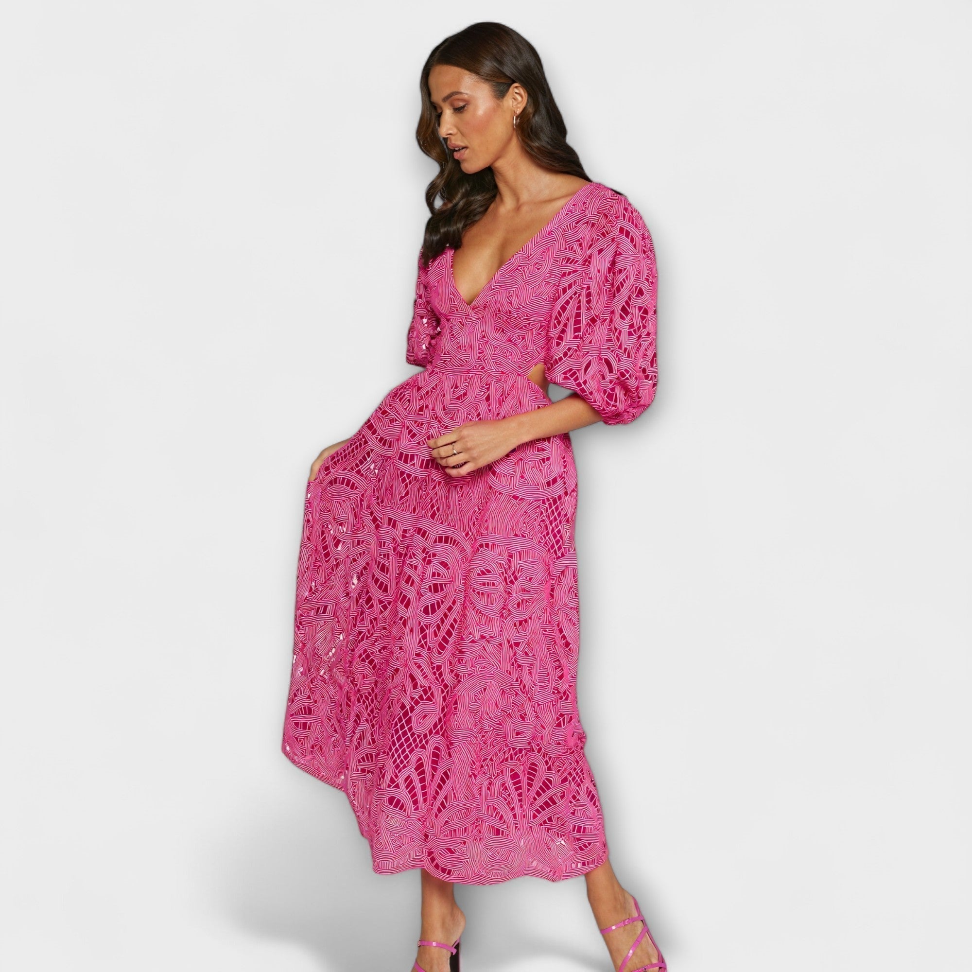 Fuchsia Spitzenkleid in Midi-Länge mit V-Ausschnitt, Puffärmeln und ausgestelltem Rock