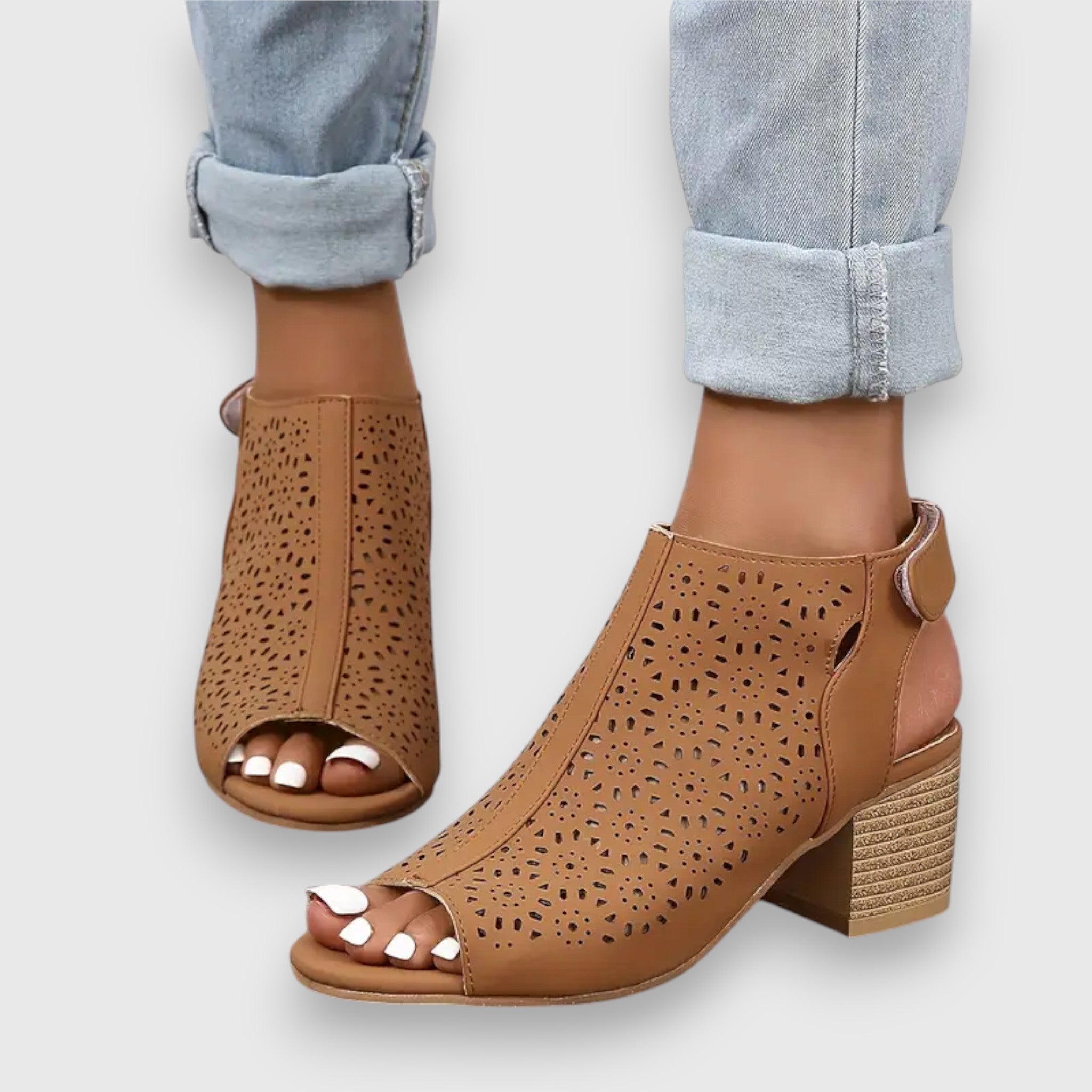 Braune Sandalen mit Lochmuster, offener Zehenpartie und Absatz