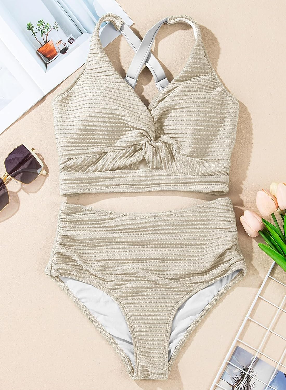 Beiger Bikini mit geknotetem Oberteil und hochtailliertem Slip, gerippt, Set flach gelegt