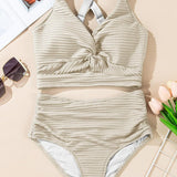 Beiger Bikini mit geknotetem Oberteil und hochtailliertem Slip, gerippt, Set flach gelegt