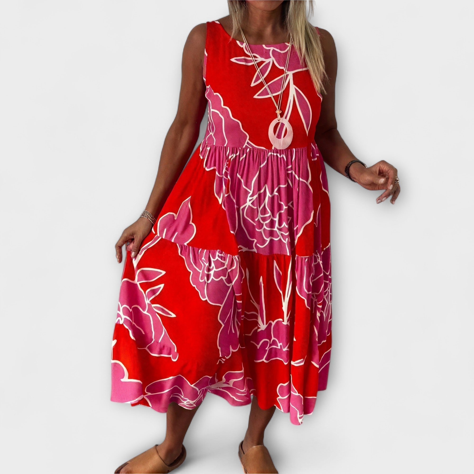 Geblümtes Midi-Kleid, ärmellos, Stufenrock, roter Grund mit hellen Blütenlinien