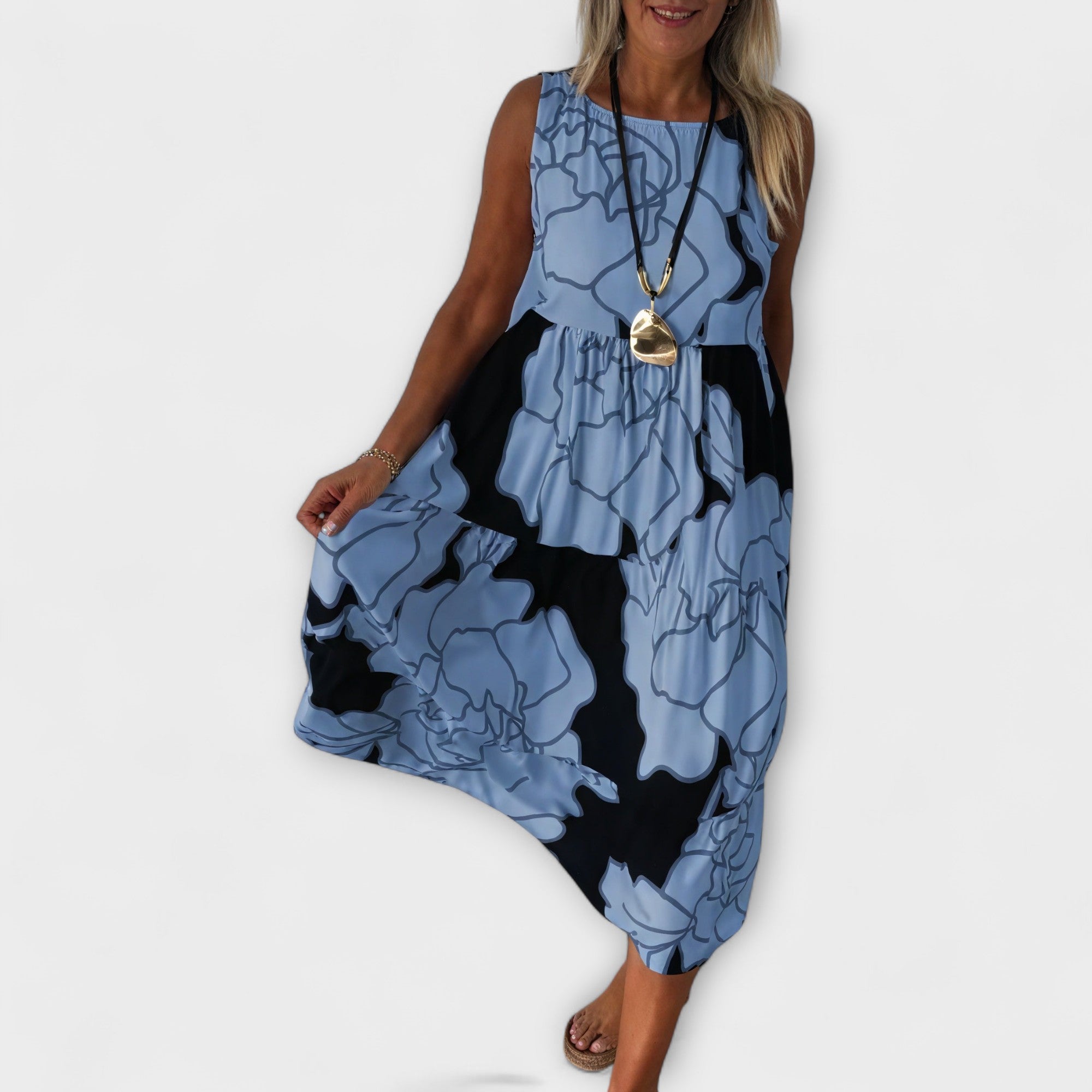 Geblümtes Midi-Kleid, ärmellos, Stufenrock, blau mit dunklem floralen Muster