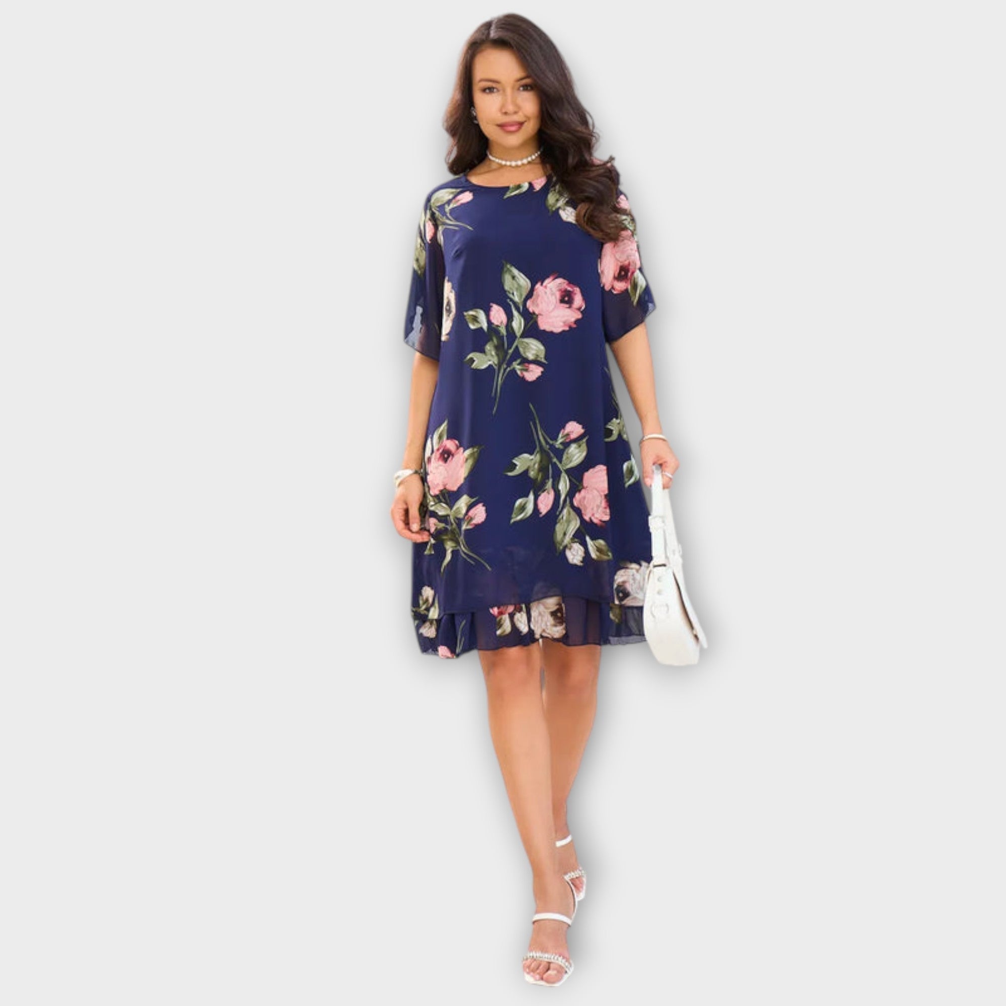 Elegantes Chiffonkleid in Dunkelblau mit Rosenblumen, kurze Ärmel, Volant-Saum.
