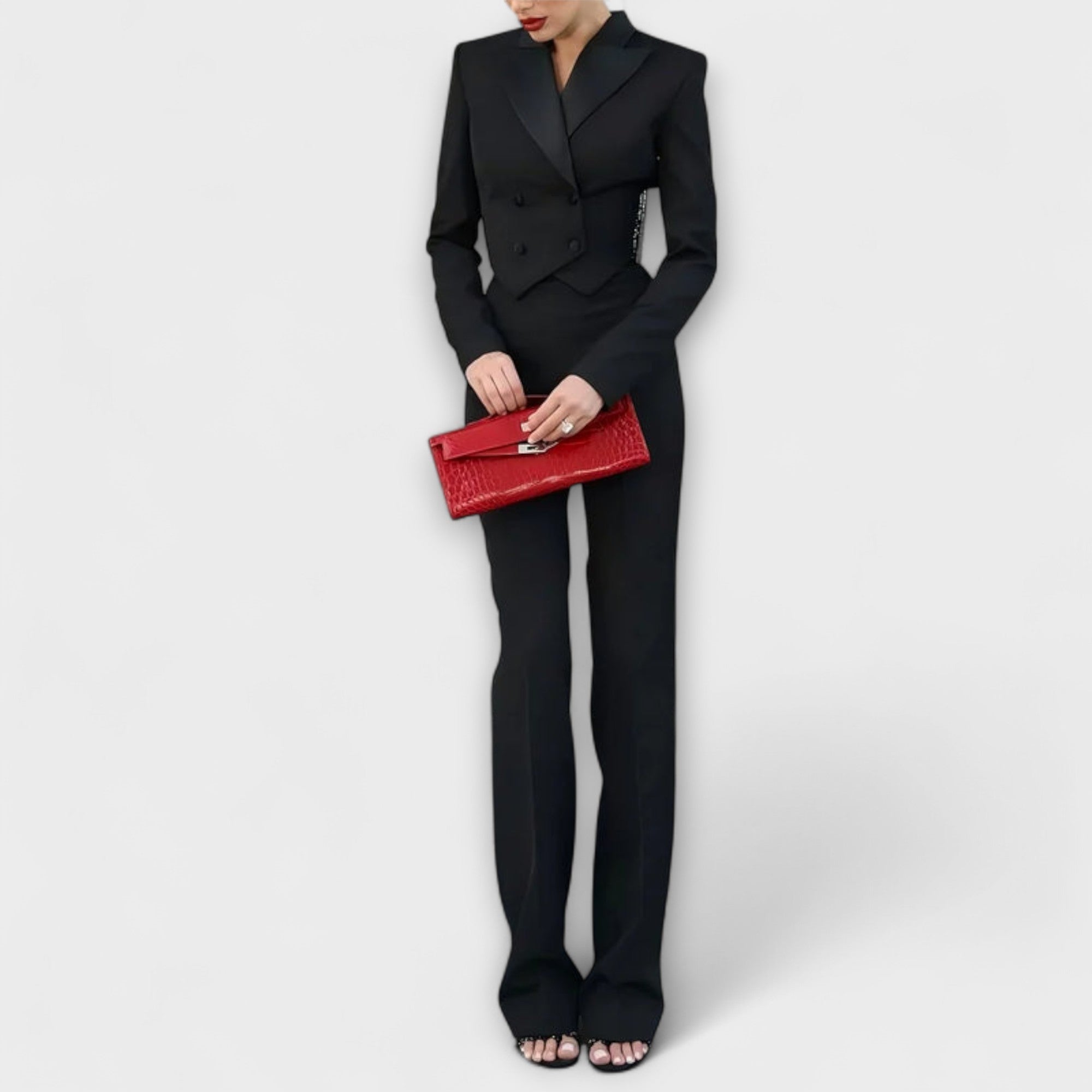 Schwarzes Blazer-Set mit langen Hosen, Reversblazer mit Knöpfen und tailliertem Schnitt.