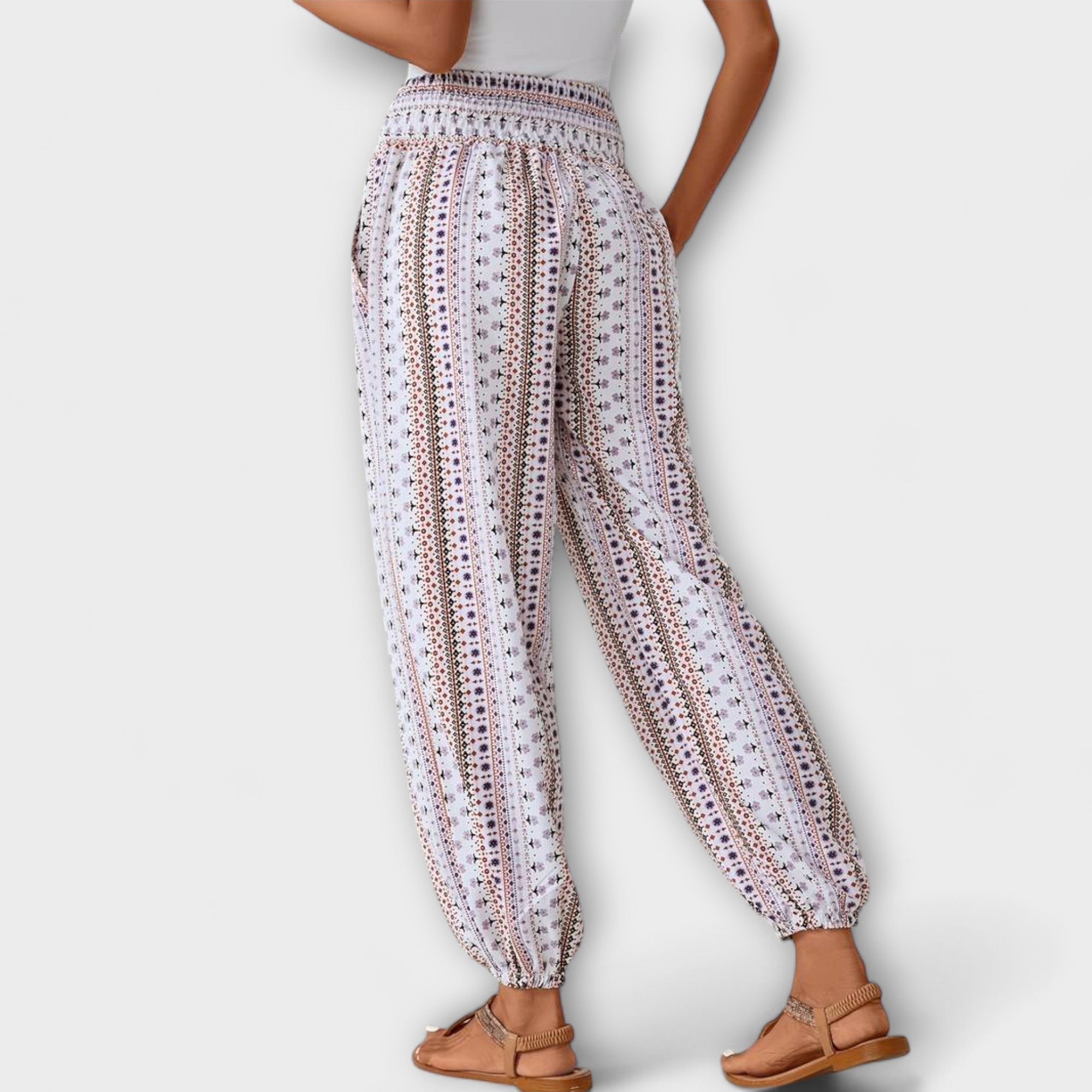 Hose mit weißem Grund und buntem ethnischem Muster, elastischer Bund und Puffbeine