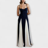 Dunkles Abendkleid mit Trägern, schmalem Oberteil und weitem Rock mit Beinschlitz