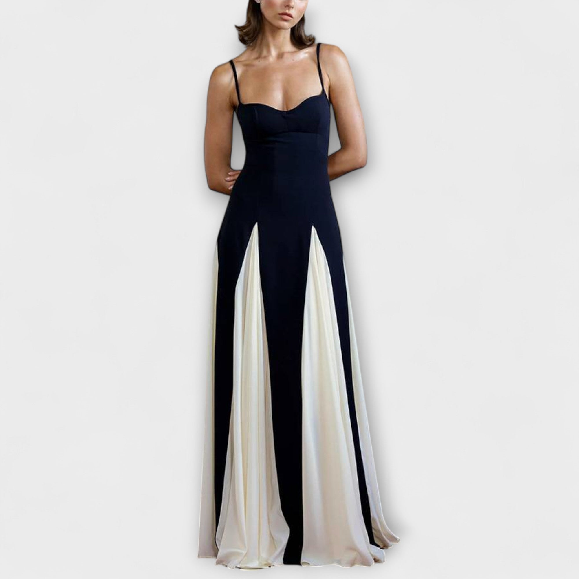 Dunkles Abendkleid mit Trägern, schmalem Oberteil und weitem Rock mit Beinschlitz