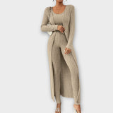 Dreiteiliges Strickset: langärmliger Oberteil, Hose und langer offener Cardigan, khaki