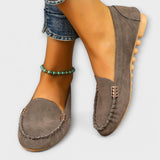 Wildleder-Loafer in Grau mit abgerundetem Vorderfuß und seitlichem Riemen-Detail