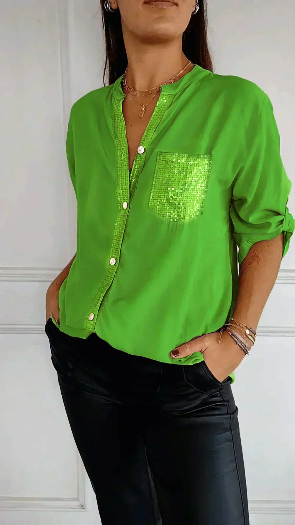 Grünes Damen-V-Ausschnitt-Shirt mit Knopfleiste und Pailletten-Brusttasche