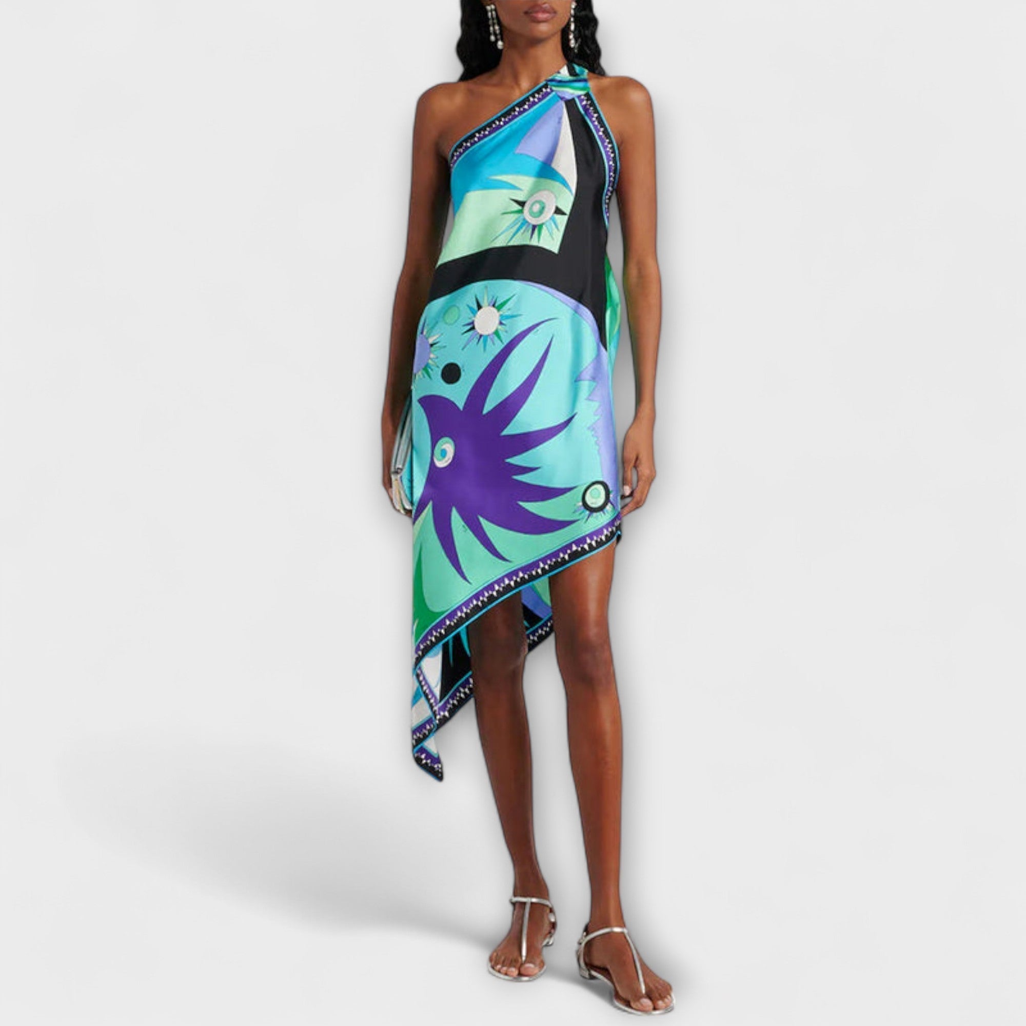 Satin-Midi-Kleid mit buntem Blumenprint, schmalen Trägern und asymmetrischem Saum