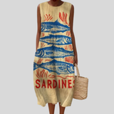 Schwingendes, ärmelloses Kleid in Hellbeige mit blauem Fischmuster und roten Akzenten, knielang