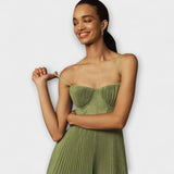 Olivgrünes Bustier-Midikleid aus Tüll mit dünnen Trägern und Faltenrock