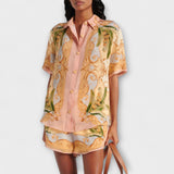 Kurzarmhemd-Shorts-Set mit botanischem Kaleidoskopdruck, rosa, seitliche Ansicht mit Knöpfen