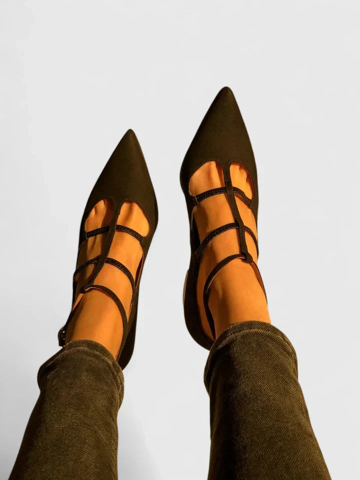 Brauner Absatzschuh mit Riemchen und Schnallen, niedriger Blockabsatz