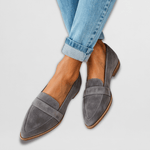 Weicher Wildleder-Slipper in Grau mit Ziernaht und seitlichem Riemen